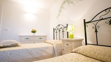 3 bedrooms, in-room safe, desk, iron/ironing board