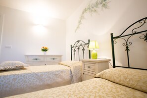 3 chambres, coffres-forts dans les chambres, bureau