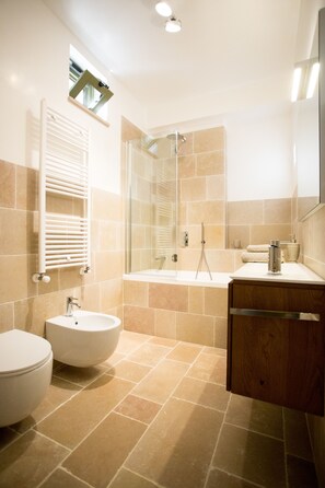 Duschwanne, Whirlpool, Haartrockner, Bidet