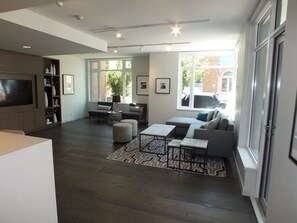Téléviseur, foyer, sélection de musique