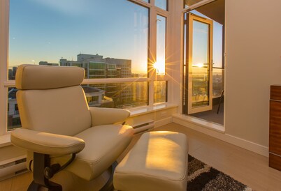 EraBella-Downtown 12th floor Beauty, Free Parking and Wifi, Close to Everything by Victoria Prime!