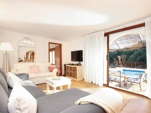 TV, table tennis - La Coma - 5 bedroom villa with private pool, table tennis, BBQ. (Pollença)