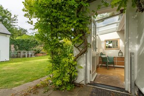 Terrace/patio - Fridays Barn, Salthouse, Norfolk (Holt)