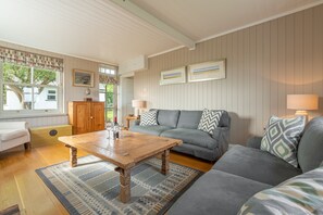 TV, fireplace, DVD player - Fridays Barn, Salthouse, Norfolk (Holt)