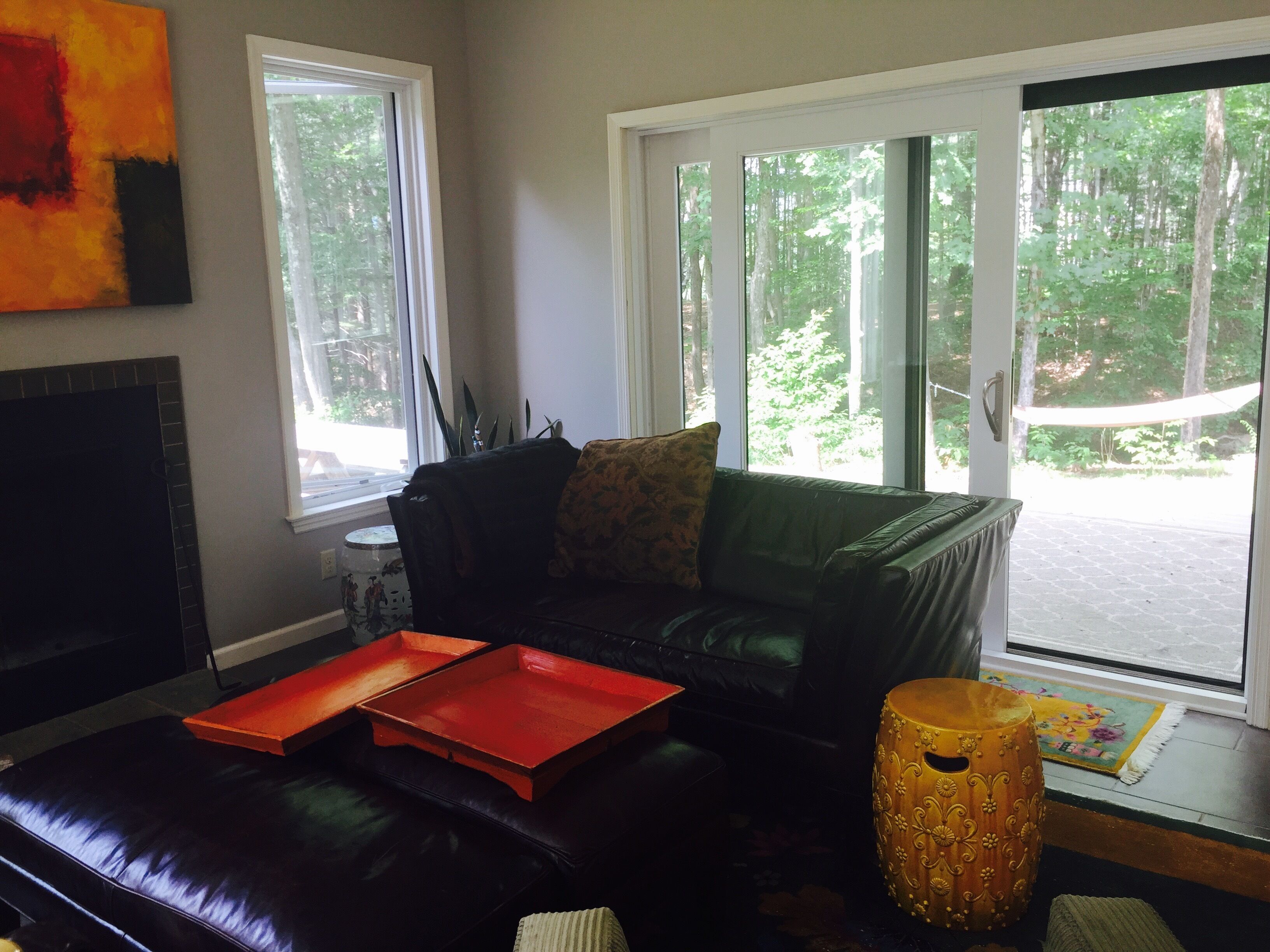 テレビ、暖炉、DVD プレーヤー、書庫