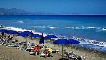 Ubicación cercana a la playa y tumbonas