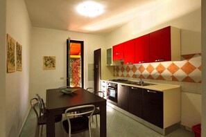 Refrigerador, horno, cafetera/tetera, utensilios de cocina