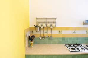 Réfrigérateur, four, plaque de cuisson, cafetière/bouilloire