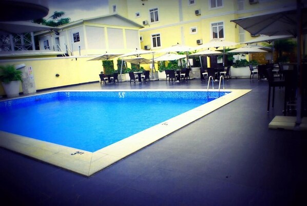Outdoor pool - Z'Bass Hotel & Resort (Abuja)