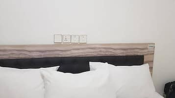 Deluxe kamer | Individueel gedecoreerd, individueel gemeubileerd, een bureau