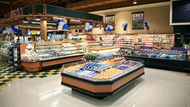 Un supermarché proposant une variété de produits alimentaires, notamment des produits laitiers et de boulangerie.