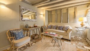 TV, fireplace - Oyster Cottage, Wells-next-the-Sea, Norfolk (Wells Next the Sea)