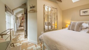 2 bedrooms, WiFi (free), bed sheets - Oyster Cottage, Wells-next-the-Sea, Norfolk (Wells Next the Sea)