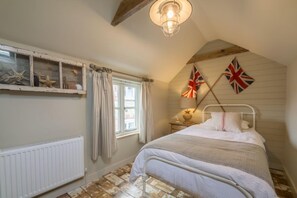 2 bedrooms, Internet, bed sheets - Oyster Cottage, Wells-next-the-Sea, Norfolk (Wells Next the Sea)