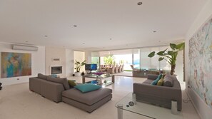 Smart TV, chimenea, reproductor de DVD, mesa de ping pong