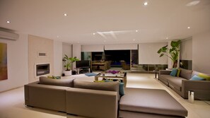 Smart-TV, Kamin, DVD-Player, Tischtennisplatte