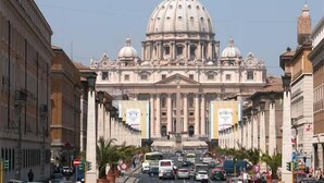 A grand building with a large dome and columns, likely a significant historical or religious site. - Beautiful apartment 100 meters from the center of Rome Vatican (Roma)