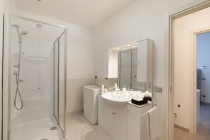 Doccia, asciugacapelli, bidet, asciugamani