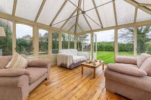 TV, fireplace, DVD player - Saltmarshes, Holme-next-the-Sea, Norfolk (Holme-next-the-Sea)