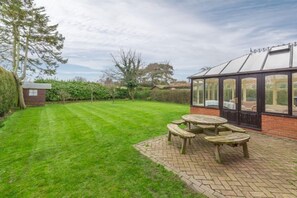 Outdoor dining - Saltmarshes, Holme-next-the-Sea, Norfolk (Holme-next-the-Sea)