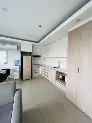Basic Suite | Dapur peribadi | Peti sejuk/penyejuk beku saiz penuh, ketuhar gelombang mikro 