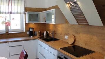 Kjøleskap, mikrobølgeovn, ovn og kokeplater