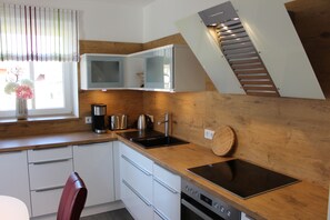 Kühlschrank, Mikrowelle, Ofen, Herdplatte