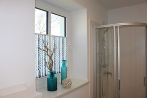 Dusche, Haartrockner, Seife, Toilettenpapier