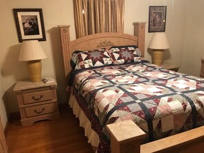 2 bedrooms, wheelchair access - Portsmouth 2BR Fenced Yard "Hilltop" Pet Friendly Home Near SOMC (Portsmouth)