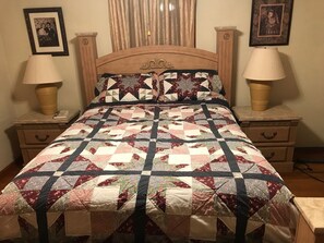 2 bedrooms, wheelchair access - Portsmouth 2BR Fenced Yard "Hilltop" Pet Friendly Home Near SOMC (Portsmouth)