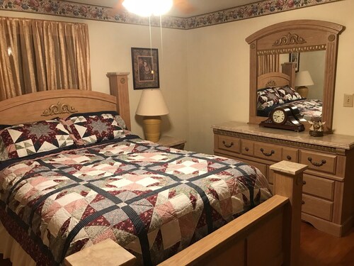 Portsmouth 2BR Fenced Yard "Hilltop" Pet Friendly Home Near SOMC