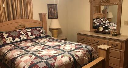 Portsmouth 2BR Fenced Yard "Hilltop" Pet Friendly Home Near SOMC