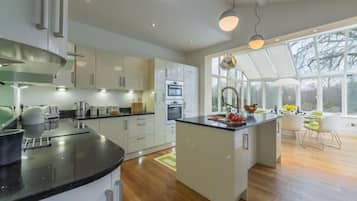 Een koelkast, een magnetron, een oven, een vaatwasser