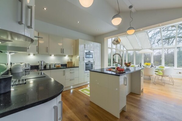 Beech House, Little Walsingham: Lovely well-equipped kitchen with dining conservatory