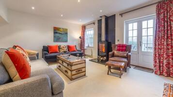 Een televisie en een open haard