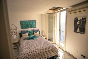 3 bedrooms, in-room safe, iron/ironing board, travel crib - Villa for 4 persons, overlooking the sea, large outdoor spaces, close to the beach. (Furore)