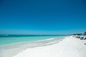 In Strandnähe, Liegestühle, Strandtücher