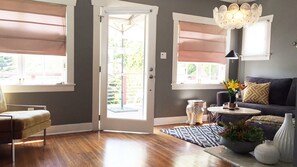 Smart TV, Netflix, streaming services, stereo