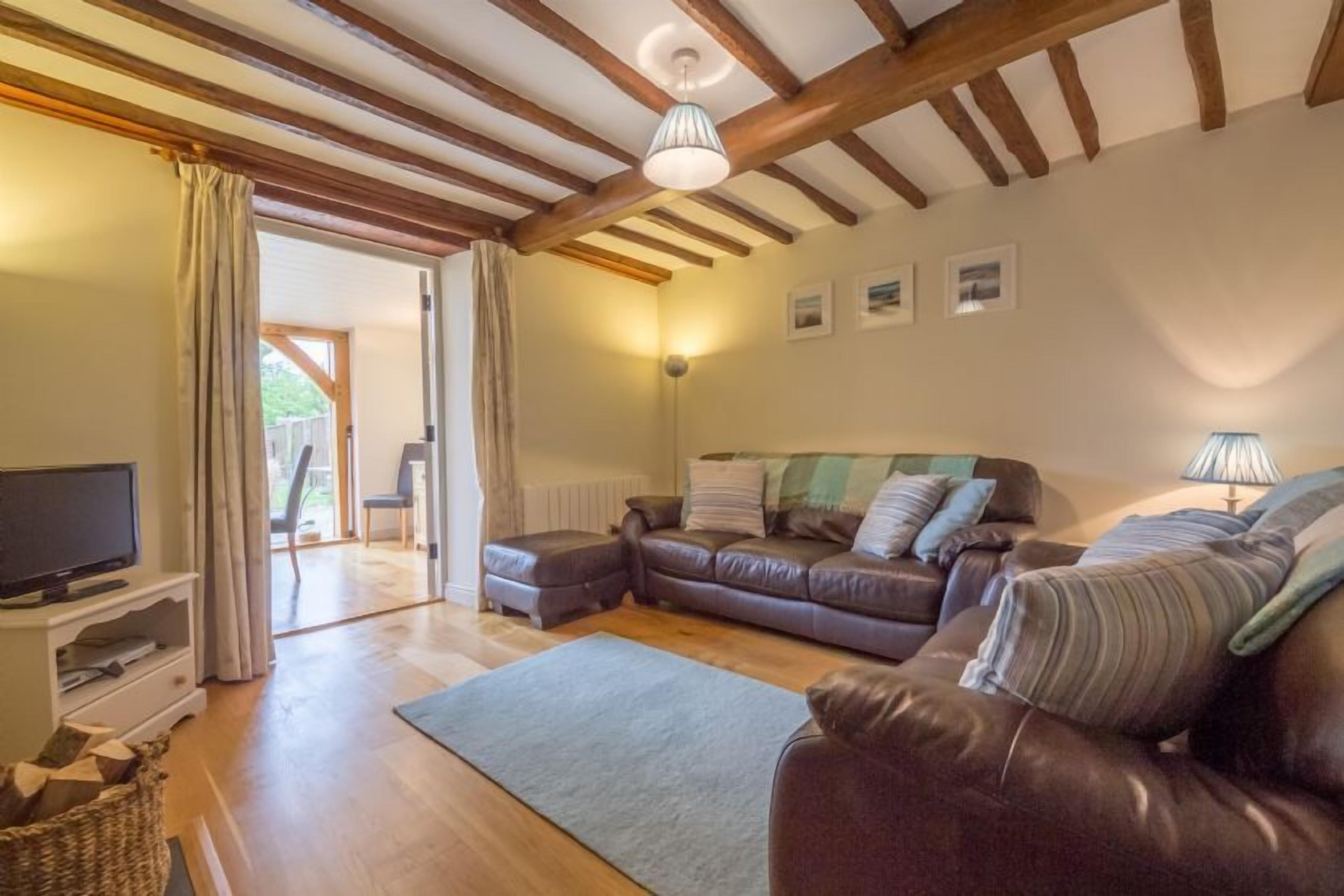 Un Chalet Traditionnel En Brique Et Silex, Récemment Rénové Pour Offrir Un Hébergement Moderne Pouvant Accueillir Jusqu'à Six Personnes. Le Chalet Est Joliment Présenté, Avec Lajout Fantastique D��une Salle De Jardin Avec Cadre En Chêne Menant Au Jard... - Holkham