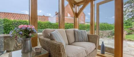 電視、壁爐、DVD 播放機