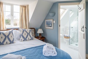 3 bedrooms, internet, bed sheets