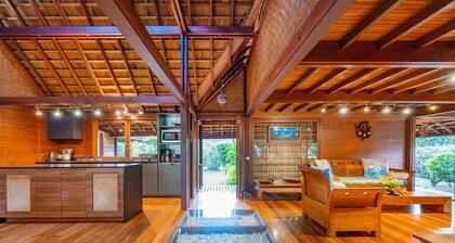 Maison en bois de style balinais Ă quelques pas de la plage