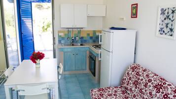 Kühlschrank, Ofen, Herdplatte, Wasserkocher mit Kaffee-/Teezubehör