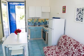 Kühlschrank, Ofen, Herdplatte, Wasserkocher mit Kaffee-/Teezubehör