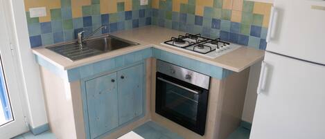 ثلاجة، فرن، موقد طهي مسطح، ماكينة لصنع القهوة/الشاي