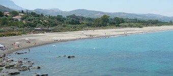 Privat pool, stor trädgård, terrass, luftkonditionering, Wi-Fi, nära havet.