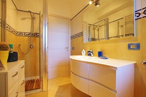 Shower, hair dryer, bidet, towels - Private pool, large Garden, Terrace, Air conditioning, Wi-Fi, near the Sea. (Cefalù)