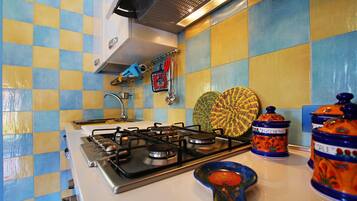 Frigorifero, microonde, forno, piano cottura