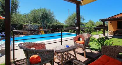 Piscine privée, grand jardin, terrasse, climatisation, Wi-Fi, prÚs de la mer.