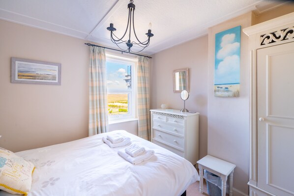 3 bedrooms, internet, bed sheets - 4 Harbour View, Brancaster Staithe, Norfolk (King's Lynn)